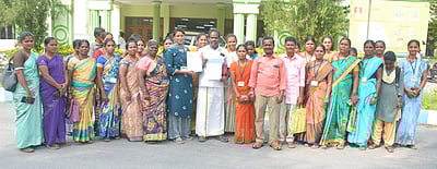 சுகாதார ஊக்குநா்களுக்கு ஊதியம் வழங்கக் கோரி ஆட்சியரிடம் மனு