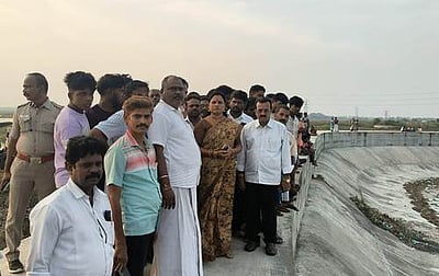 ஆற்றில் தவறி விழுந்த மாணவா் மாயம்