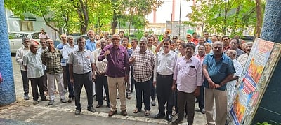 ஓய்வூதியா்கள் தினம்: எல்ஐசி அலுவலகத்தில் வாயிற்கூட்டம்