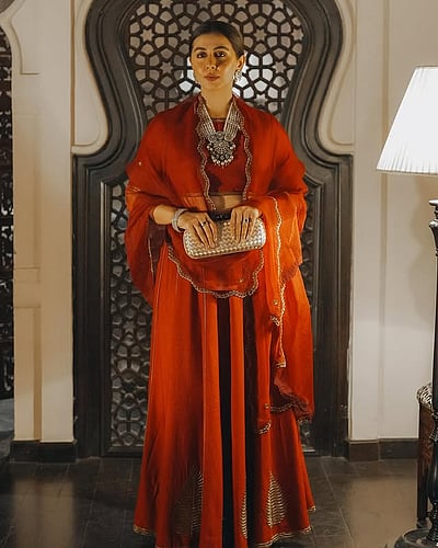 அச்சமற்ற,  அற்புத சிவப்பு... நிக்கி கல்ரானி!