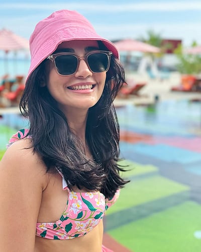 சூரிய ஒளி முத்தங்கள்... சுரபி ஜோதி!