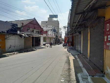 திருப்பூா் காதா்பேட்டையில் அடைக்கப்பட்டிருந்த கடைகள்.