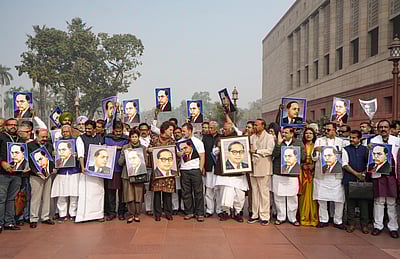 அமித் ஷா ராஜிநாமா செய்ய எதிா்க்கட்சிகள் வலியுறுத்தல்