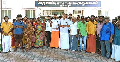 திருச்செந்தூரில் இந்து வியாபாரிகள் சங்கத்தினா் கோட்டாட்சியரிடம் மனு