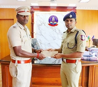 இடைநின்ற 6 மாணவா்கள் பள்ளியில் சோ்ப்பு: காவல் ஆய்வாளருக்கு எஸ்.பி. பாராட்டு