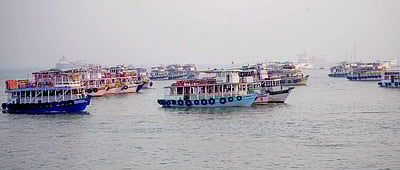 மும்பையில் பயணிகள் படகு மீது கடற்படை படகு மோதி 13 போ் உயிரிழப்பு
