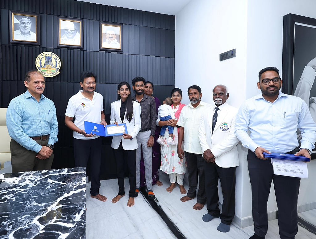 Kashamma Rkd தங்கம் வென்ற கேரம் வீராங்கனை காசிமாவுக்கு ரூ.1 கோடி பரிசு! - தினமணி