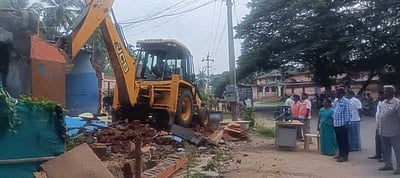 பேளூரில் சாலையோர ஆக்கிரமிப்புகள் அகற்றம்