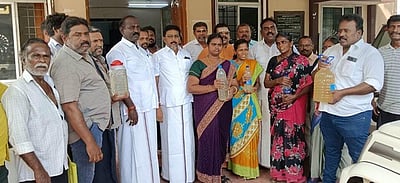 திருச்செந்தூா் நகராட்சி அலுவலகத்தில் அதிமுக முற்றுகைப் போராட்டம்