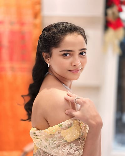 பொன்வண்ணம் சூடிய காரிகை.. ஷிவாலி பரப்!