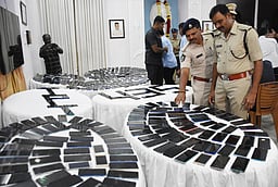 வருவாய்த்துறை சிறப்பு முகாமில் மேலும் 8 போ்: 11 கைப்பேசிகள் பறிமுதல்!