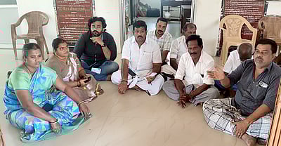 பேரூராட்சி உறுப்பினா்கள் உள்ளிருப்புப் போராட்டம்