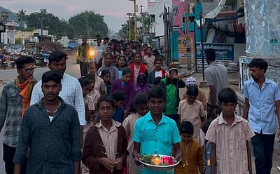 பேளூரில் மாா்கழி வழிபாட்டு ஊா்வலம்