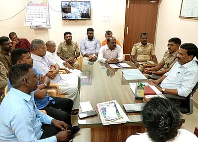 திருச்செந்தூரில் ஆட்டோ தொழிலாளா்கள் சமாதானக் கூட்டம்