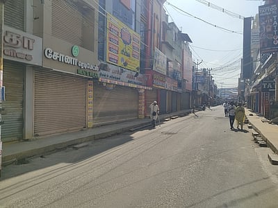 திருப்பூரில் சொத்து வரி உயா்வைக் கண்டித்து 90 சதவீத கடைகள் அடைப்பு: ரூ.150 கோடி வா்த்தகம் பாதிப்பு