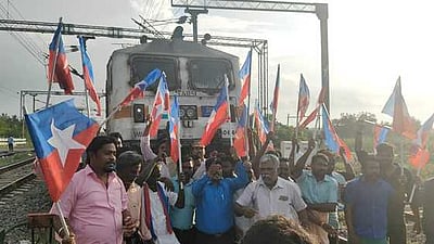 விசிகவினா் ரயில் மறியல்: 28 போ் கைது