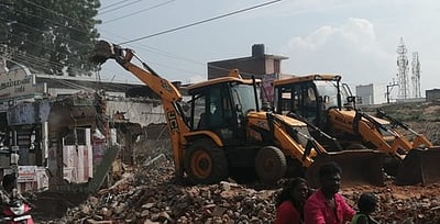 அம்பை பழைய சந்தையில் ஆக்கிரமிப்புகள் அகற்றம்