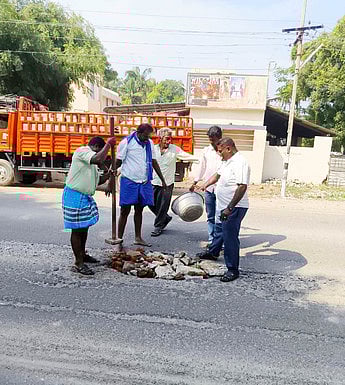 தெற்கு ஆத்தூா் நெடுஞ்சாலையில் பள்ளத்தை சீரமைத்த ஓட்டுநா்கள்