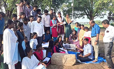 பரமக்குடி கல்லூரி மாணவா்களுக்கு கல்வெட்டுகள் குறித்து சிறப்புப் பயிற்சி