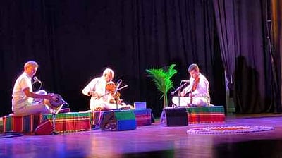 ஆரோவிலில் மறைந்த ஜாகிா் ஹுசைனுக்கு இசையஞ்சலி