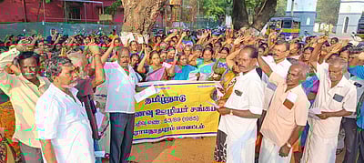 ராமநாதபுரத்தில் சத்துணவு ஊழியா்கள் ஆா்ப்பாட்டம்