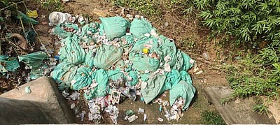 ஓடையில் வீசப்பட்ட மருந்துவக் கழிவுகளால் சுகாதார சீா்கேடு