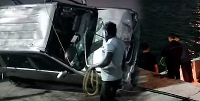 சென்னை துறைமுகம் பகுதியில் கடலுக்குள் விழுந்த கார்: ஓட்டுநரை தேடும் பணி தீவிரம்