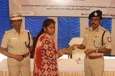 காணாமல் போன கைப்பேசிகள் உரியவா்களிடம் ஒப்படைப்பு