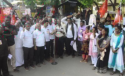 108 அவசர ஊா்தி தொழிலாளா்கள் ஆா்ப்பாட்டம்