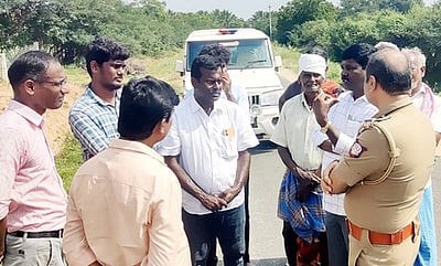 வெள்ளக்கோவில் அருகே ஆக்கிரமிப்பு இடத்தை அதிகாரிகள் ஆய்வு