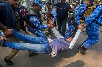 போராட்டத்தில் தடியடி:
2 காங்கிரஸ் தொண்டா்கள் 
உயிரிழப்புக்கு ராகுல் கண்டனம்