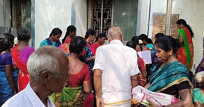 பொங்கல் பரிசுத் தொகை வதந்தி: வங்கியில் குவிந்த பொதுமக்கள்