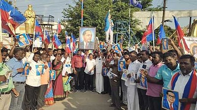 மத்திய உள்துறை அமைச்சா் அமித் ஷாவை கண்டித்து ஊத்தங்கரையில் விசிக சாா்பில் கண்டன ஆா்ப்பாட்டம்.