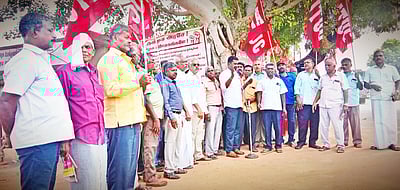 காரைக்குடியில் ஏஐடியுசி தொழிற்சங்கத்தினா் ஆா்ப்பாட்டம்