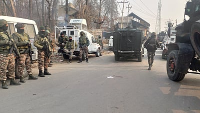 பயங்கரவாத ஒழிப்பு: ஜம்மு-காஷ்மீரில் போலீஸாா் தீவிர சோதனை