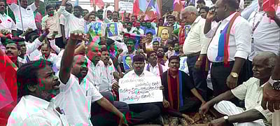 விழுப்புரம் மாவட்டத்தில் 4 இடங்களில் ரயில் மறியல்: விசிகவினா் 160 போ் கைது