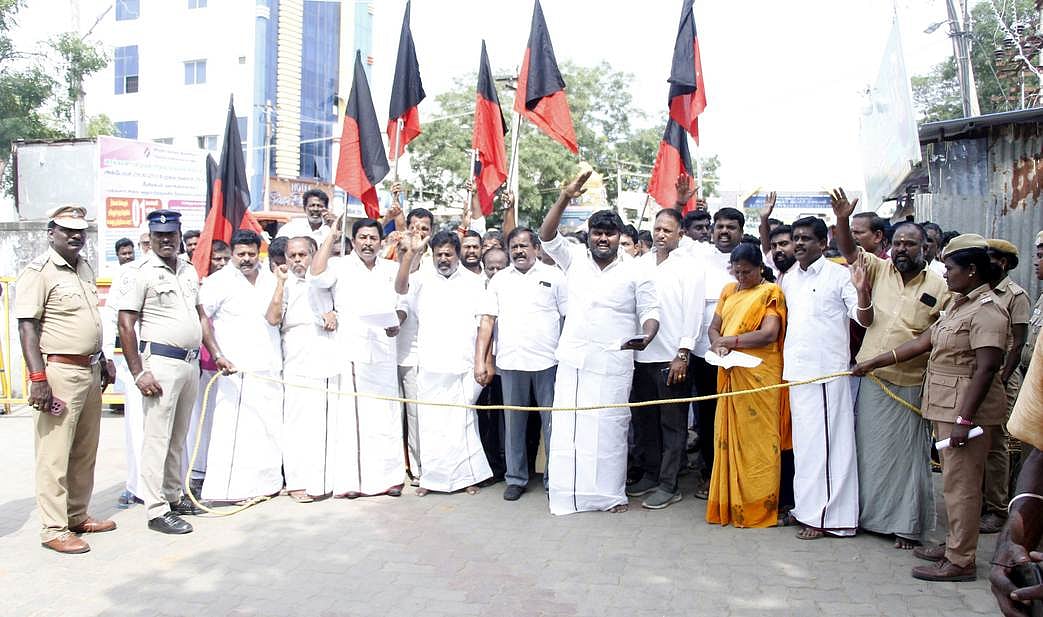 ராமநாதபுரம் ரயில் நிலையம் முன் வியாழக்கிழமை ஆா்ப்பாட்டத்தில் ஈடுபட்ட திமுகவினா்.