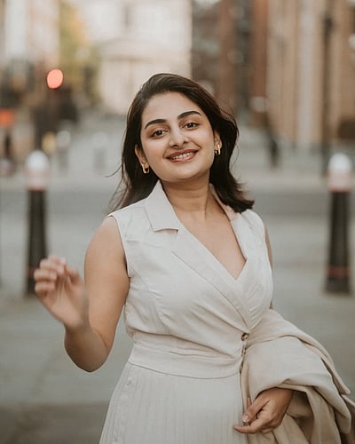 பூவை வண்டு கொள்ளையடித்தால்.. எஸ்தர் அனில்!