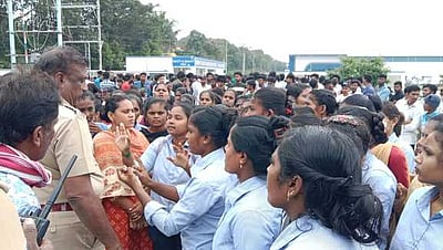 விபத்தில் இரு பெண்கள் உயிரிழந்த சம்பவம்: ஒசூரில் தனியாா் நிறுவன பெண் தொழிலாளா்கள் மறியல்