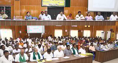 பயிா்களைச் சேதப்படுத்தும் காட்டுப்பன்றிகளின் மறைவிடங்கள் அழிக்கப்படும்: ஆட்சியா் க.இளம்பகவத்