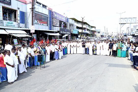 வெள்ளக்கோவிலில் ஆா்ப்பாட்டத்தில் ஈடுபட்ட திமுகவினா்.