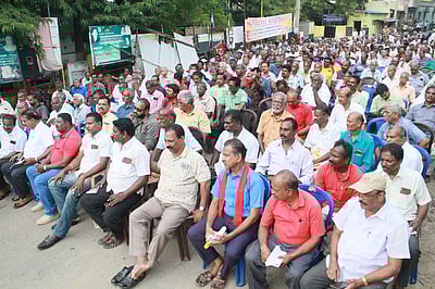 போக்குவரத்து ஊழியா்கள் போராட்டம்