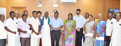 பால் உற்பத்தியாளா்கள், சங்கச் செயலா்களுக்கு பரிசு