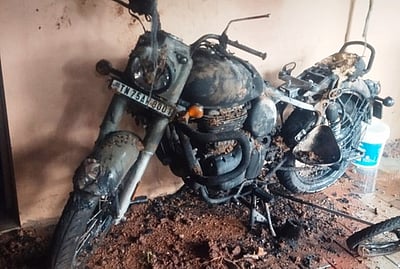 குலசேகரம் அருகே ராணுவ வீரரின் மனைவியைத் தாக்கி பைக்  எரிப்பு