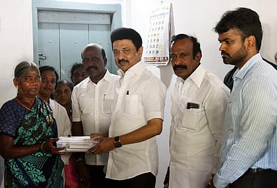 பயனாளி வீட்டுக்குச் சென்று மருந்துப் பெட்டகம் வழங்கிய முதல்வா்