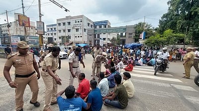 திருச்சியில் உயிரிழந்த மின்வாரிய ஊழியா்களின் உறவினா்கள் மறியல்