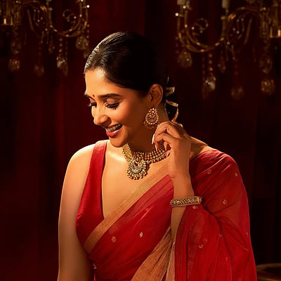 ஜொலிப்பது நகையா? புன்னகையா? நைலா உஷா!