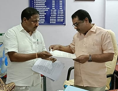 புதுவை பேரவை செயலரிடம் சுயேச்சை எம்எல்ஏ மனு