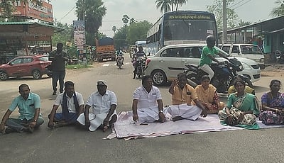 குளித்தலையில் ஒன்றியக் குழு தலைவா் உள்ளிட்டோா் மறியல்