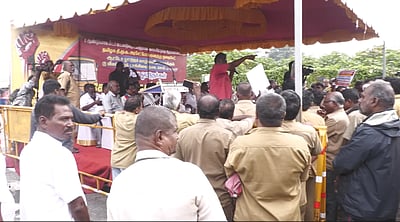 பைக் டாக்சியை தடை செய்யக்கோரி ஆட்டோ ஓட்டுநர்கள் போராட்டம்